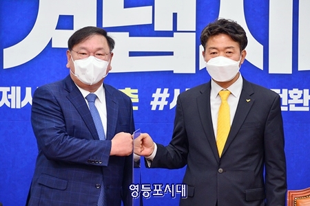 ▲여영국 정의당 대표가 29일 더불어민주당 김태년 당대표 직무대행 겸 원내대표를 민주당 대표실에서 만나 환담에 앞서 주먹인사를 나누고 있다. Ⓒ민주당 홈페이지 