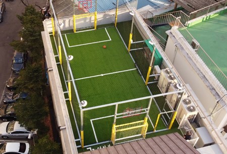 축구 팬들을 위한 특별한 이벤트가 진행될 구립 발달장애인 복지시설인 꿈더하기지원센터의 건물 옥상