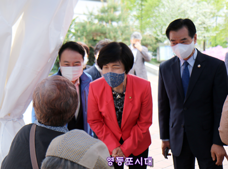 6일 영등포아트홀 2층에 마련된 코로나19 백신 예방접종 센터를 방문한 김영주 의원(사진 가운데)이 백신 예방 접종을 위해 나온 구민과 대화를 나누고 있다. ＠영등포시대 