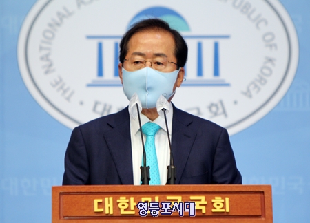 홍준표 의원이 10일 국회 소통관에서 기자회견을 열고 국민의힘에 복당 절차를 밟겠다고 밝히고 있다.Ⓒ영등포시대