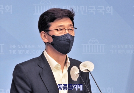 민주당 고용진 수석대변인이 14일 오후 이날 오전에 있었던 민주당 신임 지도부와 문재인 대통령 회동에 관해 브리핑하고 있다. Ⓒ영등포시대 