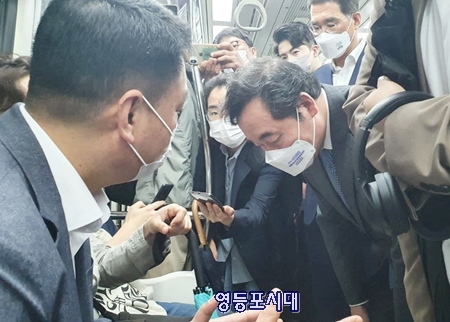 ▲이낙연 전 민주당 대표가 5월 17일 GTX-D 원안 유지와 서울지하철 5호선 김포 연장을 촉구하며 김주영(김포시갑) 의원이 펼치고 있는 ‘너도 함 타봐라’ 챌린지에 동참해 시민의 이야기를 듣고 있다. Ⓒ김주영 의원실 