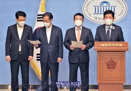 민주당 김진표 부동산특별위원회 위원장(사진 오른쪽)이 국회 소통관에서 기자회견을 열고 ‘주택시장안정을 위한 대책을 발표하고 있다. Ⓒ영등포시대 