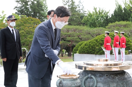 채현일 영등포구청장이 6월 1일, 지역 9개 보훈단체 지회장들과 함께 국립서울현충원을 찾아 참배하고 있다. Ⓒ영등포구 
