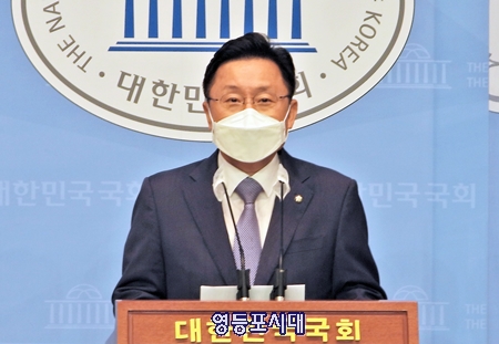 민주당 최인호 국회의원이 15일 오전 국회 소통관에서 기자회견을 열고 개헌을 제안하고 있다. Ⓒ영등포시대 