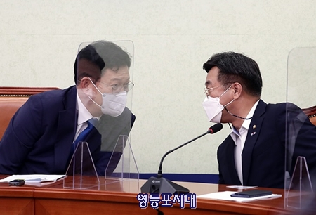 송영길 당 대표와 윤호중 원내대표가 최고위원회의가 진행되는 도중 귀 옛말을 나누고 있다. Ⓒ민주당 홈페이지 갈무리 