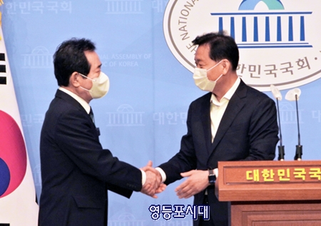 민주당 대선 예비후보인 정세균 전 국무총리와 이광재 의원이 5일 오전 국회 소통관에서 후보 단일화 결과를 발표한 후 인사를 나누고 있다. Ⓒ영등포시대 