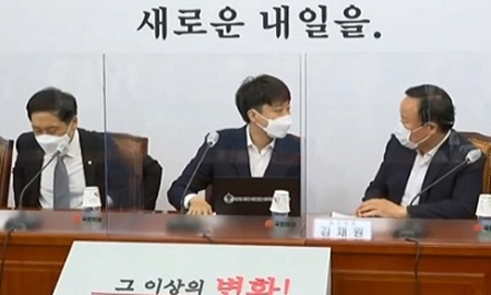 ▲15일 오전, 이준석 대표가 최고위원회의에 앞서 김재원 최고위원과 대화를 나누고 있다. Ⓒ국민의힘 홈페이지 캡처