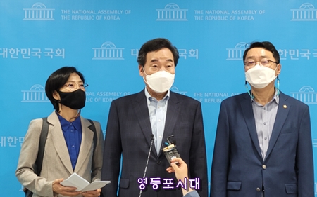 ▲7월 11일 이낙연 후보가 국회 소통관에서 기자회견을 열고 “여성의 안전한 일상을 돕는 3가지 정책패키지”를 발표한 후 백브리핑에서 기자들이 질문에 답하고 있다. ＠영등포시대 