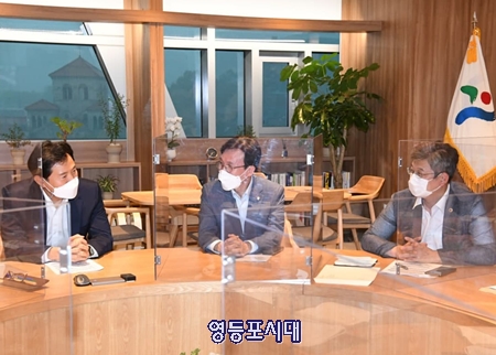 ▲김민석 국회의 보건복지위원장(사진 가운데)이 19일 오세훈 서울시장을 만나 서울형 코로나 특별방역과 영등포구 현안을 논의하고 있다. Ⓒ김민석 의원실 