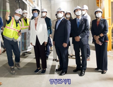 ▲김영주 국회의원이 9월 1일 개통을 앞두고 마무리 공사가 한창인 서부 간선 지하도로 공사 현장을 방문해 시민들의 이용에 차질이 없도록 해줄 것을 당부하고 있다. Ⓒ김영주 의원실 
