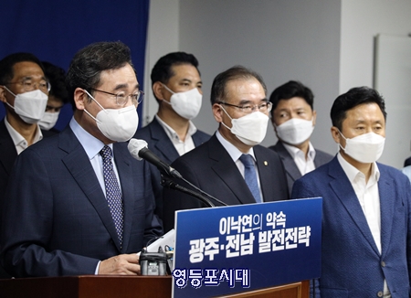 ▲이낙연 후보가 8일 광주시의회 기자실에서 ‘광주․전남 발전전략’을 발표하고 있다.Ⓒ필연캠프