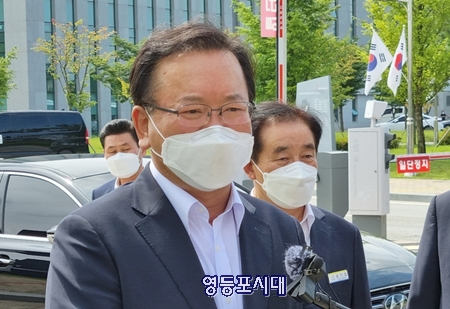 ▲김부겸 국무총리가 충북 공무원 인재개발원에 도착해 송기섭 진천군수와 함께 관계자들과 인사를 나누고 있다. Ⓒ영등포시대