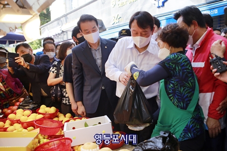 ▲국민의힘 윤석열 대선 예비경선 후보가 경남 창원 반송시장을 찾아 지지를 호소하며