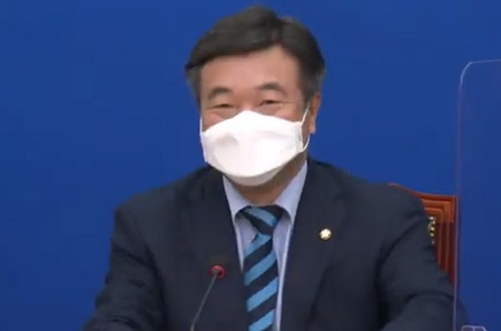 ▲민주당 윤호중 원내대표가 24일 오전 국회에서 열린 최고위원회 모두 발언에서 “대장동 개발은 당시 한나라당 의원이 개발 방식에 압력을 넣었다”라고 밝히고 있다. Ⓒ델리민주 영상 캡처