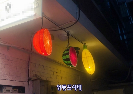 ▲골목 가게마다 주렁주렁 열려 당산골을 환히 밝혀줄 주민들이 직접 만든 과일등불 Ⓒ영등포구