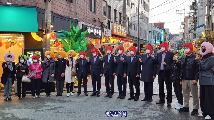 ▲‘당산골 등빛산책’에 참석한 관계자들이 기념사진을 찍고 있다. Ⓒ영등포시대 
