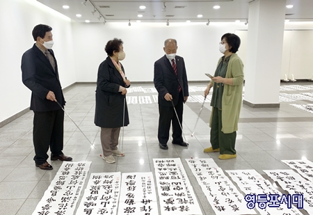 ▲심사위원들이 성인남녀를 대상으로 진행한 제28회 구민 휘호 대회 심사를 진행하고 있다.Ⓒ영등포시대