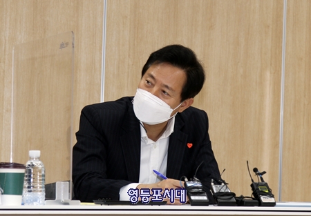 ▲오세훈 서울시장이 간담회에 참석한 관계자의 설명을 듣고 있다. Ⓒ영등포시대