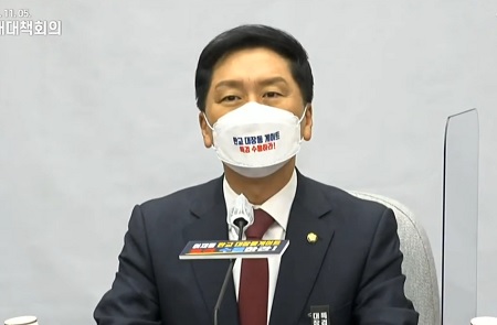 ▲김기현 원내대표가 5일 국회에서 열린 원내대책회의에서 “이재명 후보의 지방행정 농단 개발 비리 의혹을 바로잡는 것 그것이 바로 부동산 대개혁의 출발점이라고” 강조하고 있다. (사진=유튜브 오른소리 캡처)