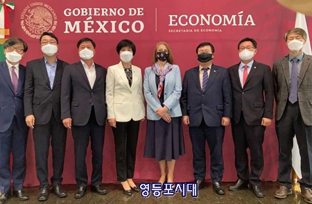 ▲멕시코를 방문 중인 국회 한중남미의회외교포럼(회장 김영주 의원-왼쪽 사진) 소속 대표단이 멕시코 관계자들과 기념사진을 찍고 있다. Ⓒ김영의원 페이스북 캡처