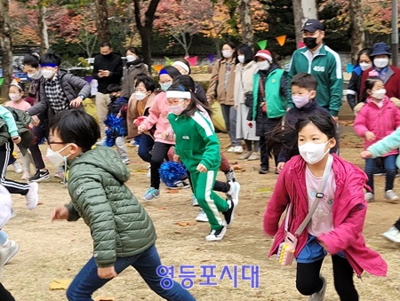 ▲11월 13일 오후 문래근린공원에서 개최된 제1회 ‘추억 속으로’ 명랑운동회에 참석한 어린이들이 힘차게 달리고 있다. ▲ⓒ영등포시대