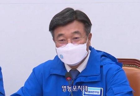 ▲윤호중 공동선거대책위원장이 “가능한 재원 방안 마련하고 소상공인 손실보상 일상 회복 지원금 3대 패키지 준비를 마치고 (국민의힘) 논의를 기다린다”라고 밝히고 있다. Ⓒ델리민주 유튜브 방송 캡처