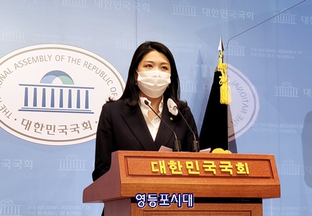 ▲민주당 신현영 대변인이 19일 오후 국회 소통관에서 브리핑을 갖고 “국민의힘은 개발이익환수 법안에 협조하라”고 촉구하고 있다. Ⓒ영등포시대 