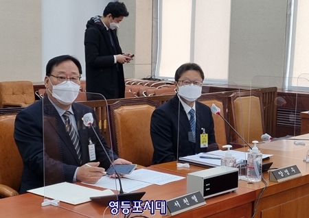 ▲11월 25일 국회 행정안전위원회 회의실에서 열린 ‘자율방범대 설치 및 운영에 관한 법률(안)’ 관련 공청회에 참석한 서천열 회장과 양영우 과장이 나란히 앉아있다. Ⓒ영등포시대