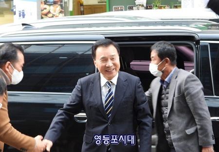 ▲손학규 민생당 전 대표가 29일 오후 제20대 대선 출마 선언을 위해 기자회견장으로 들어서고 있다. Ⓒ영등포시대