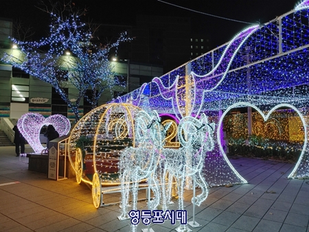 ▲신길교회에서 예수님의 탄생을 축하고 국민이 더 행복하기를 바라는 마음을 담아 신길역 앞에 설치한 성탄 트리가 2일 훤하게 불을 밝혔다. Ⓒ영등포시대