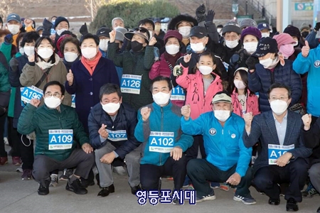 ▲제26회 구민 건강 걷기 대회에 참석한 관계자들이 기념사진을 찍고 있다. Ⓒ고기판 의장 페이스북 갈무리