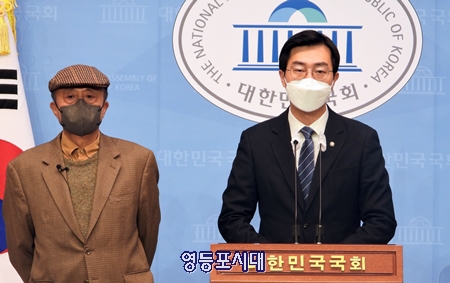 ▲민주당 장경태 의원과 김승연 전 홍대 교수가 15일 오전 국회소통관에서 기자회견을 열고 박형준 부산시장의 석고대죄를 촉구하고 있다. Ⓒ영등포시대