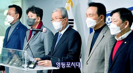 ▲김종인 국민의힘 총괄 선거대책위원장은 12월 22일 여의도 중앙당사 3층 강당에서 긴급기자회견을 열고 대장동 특검촉구와 정권교체의 필요성을 강조하고 있다. Ⓒ영등포시대