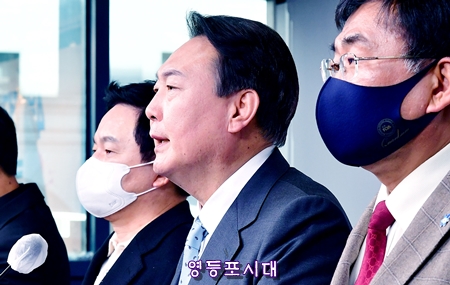 ▲윤석열 국민의힘 대통령 후보가 13일 오후 여의도 당사에서 기자회견을 열고 “4월 예정된 전기요금 인상 백지화”를 약속하고 있다.©영등포시대