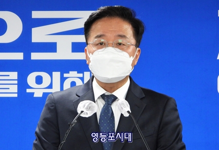 ▲민주당 김우영 대변인이 17일 오전 여의도 중앙당사 3층에서 일명 김건희 씨의 7시간 파일이 방송된 후 국민의힘 관계자들의 발언과 페이스북 글에 대해 강하게 비판하고 있다. Ⓒ영등포시대