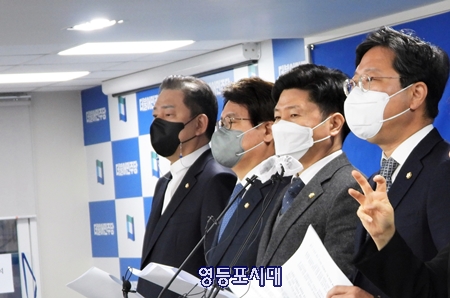 ▲김병기 민주당 선거 대책위원회 현안 대응 TF 상임 단장과 위원들이 19일 오전 서울 여의도 민주당사에서 기자회견을 열고 윤석열 국민의힘 대선후보 부인 김건희 씨의 재산형성 과정 공개를 촉구하고 있다. Ⓒ영등포시대