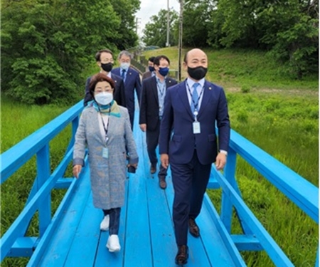 ▲ 2021년 5월 26일 서울시의회 남북평화교류연구회 의원들과 함께  판문점 도보다리를 건너고 있다. Ⓒ서울시의회 