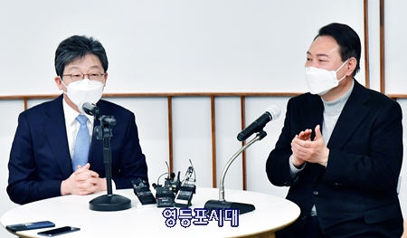 ▲유승민 전 의원의 인사말을 하자 윤석열 후보가 박수를 치고 있다. Ⓒ영등포시대