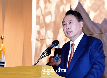 ▲2월 24일 국회 도서관 지하1층 대강당에서 열린 전직 여·야 국회의장, 국회의원 317명이 진행한 자신의 지지 결의대회에 참석한 윤석열 후보가 인사말을 하고 있다.＠영등포시대