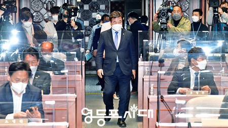 ▲11일 오후 민주당 윤호중 비대위원장이 국회에서 개최된 의원총회에 참석을 위해 회의장에 들어서고 있다. ⓒ영등포시대