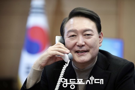 ▲윤석열 대통령 당선인이 14일 보리스 존슨 영국 총리와 전화 통화를 하고 있다. Ⓒ국민의힘 