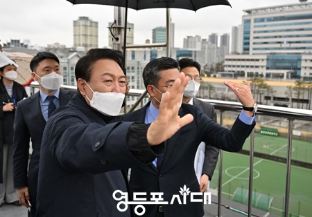 ▲윤석열 대통령 당선인이 3월 19일 인수위원들과 국방부 청사 방문해 둘러보고 있다. Ⓒ당선인 대변인실