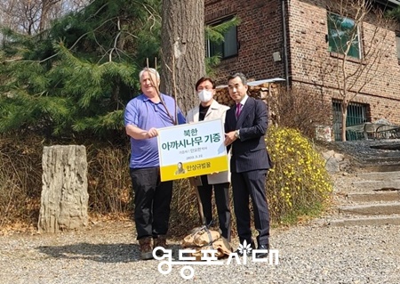 ▲인요한 박사가 22일 오후 연세대 세브란스 병원 내 총장 교관에서 안상규(안상규 벌꿀) 대표에게 북한 아카까시아나무를 전달한 후 기념촬영을 하고 있다. Ⓒ영등포시대