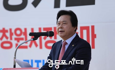 ▲4월 4일 한국산업단지공단 경남지역부에서 창원시장 출마 기자회견을 하고 있는 강기윤 국회의원 ⓒ강기윤 의원 페이스북 갈무리 