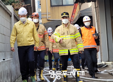 ▲오전 9시쯤 화재 현장을 찾아 직접 살펴본 오세훈 서울시장이 소방 관계자와 함께 화재 현장을 빠져나오고 있다. Ⓒ영등포시대