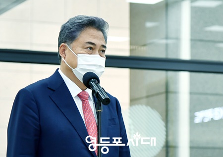 ▲박진 외교부 장관 후보자가 18일 오전 서울 종로구의 한 빌딩에 마련된 인사청문회 준비 사무실로 출근하며 기자들의 질문에 답하고 있다. Ⓒ영등포시대