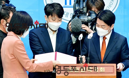 ▶국민의힘 이준석 대표와 국민의당 안철수 대표가 합당 선언 기자회견에 앞서 이야기를 나누고 있다. Ⓒ영등포시대