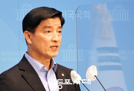 ▲이해식 민주당 인사청문특별위원회 위원이 20일 오전 국회 소통관에서 기자회견을 열고 한덕수 후보자가 ‘개인정보’라는 이유로 자료 제출을 거부하고 있는 것에 대해 강하게 비판하고 있다. Ⓒ영등포시대