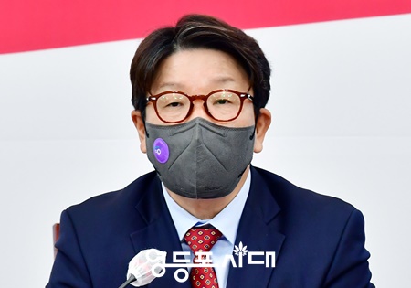 ▲권성동 원내대표가 문재인 대통령과 민주당에 “심판의 시간이 오고 있다”라며 경고성 발언을 하고 있다. Ⓒ영등포시대
